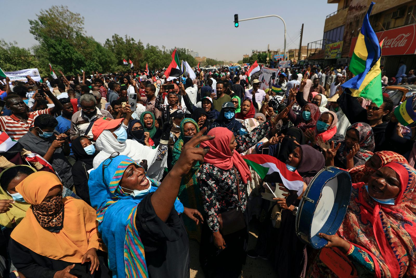 متظاهرون سودانيون في الخرطوم مطالبين بتسلم المدنييين للحكم  - 21 أكتوبر 2021 - AFP