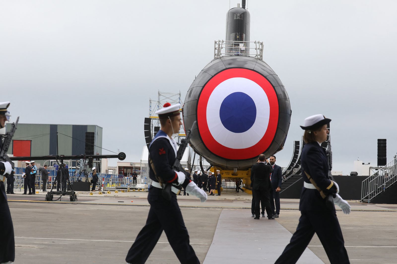أفراد من مشاة البحرية الفرنسية خلال عرض عسكري أمام الغواصة النووية الجديدة 