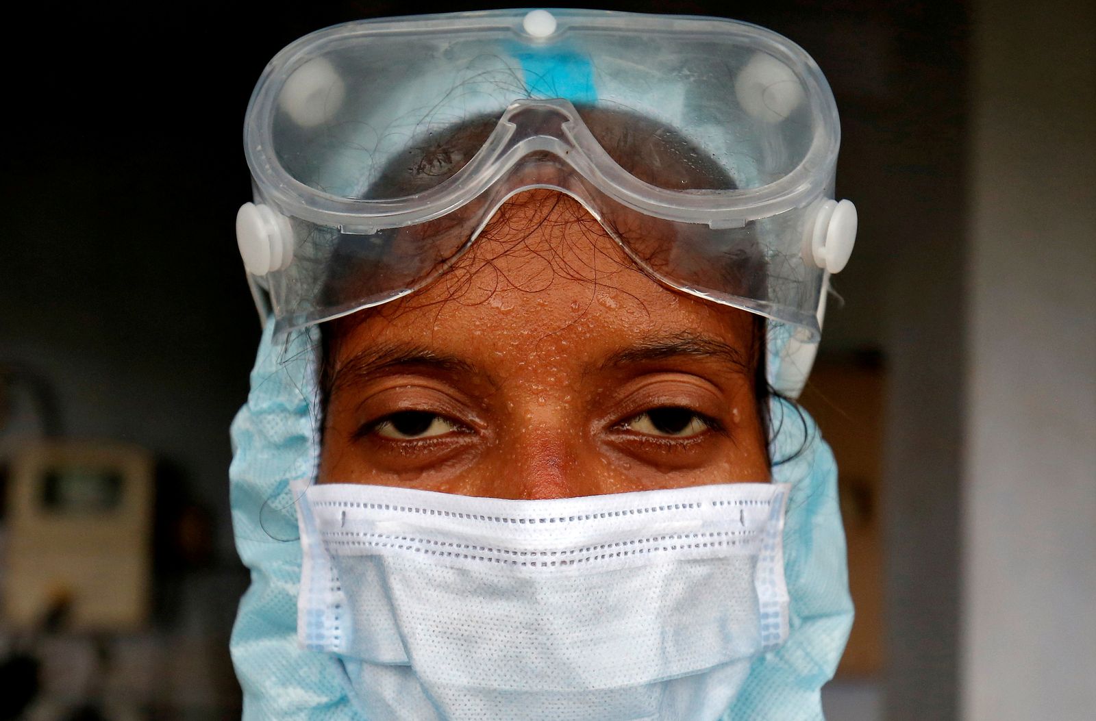 إحدى العاملات بالمجال الصحي بالهند وتبدو عليها آثار الإرهاق. - REUTERS