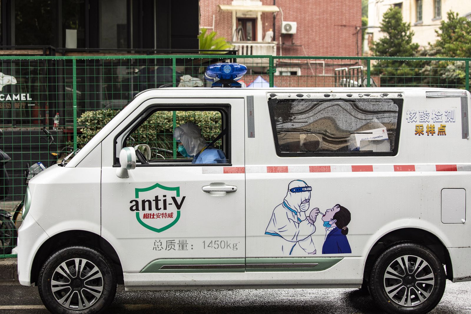 مختبر متنقل لجمع فحوص كورونا في أحد شوارع شنغهاي الصينية. 10 يونيو 2022 - Bloomberg