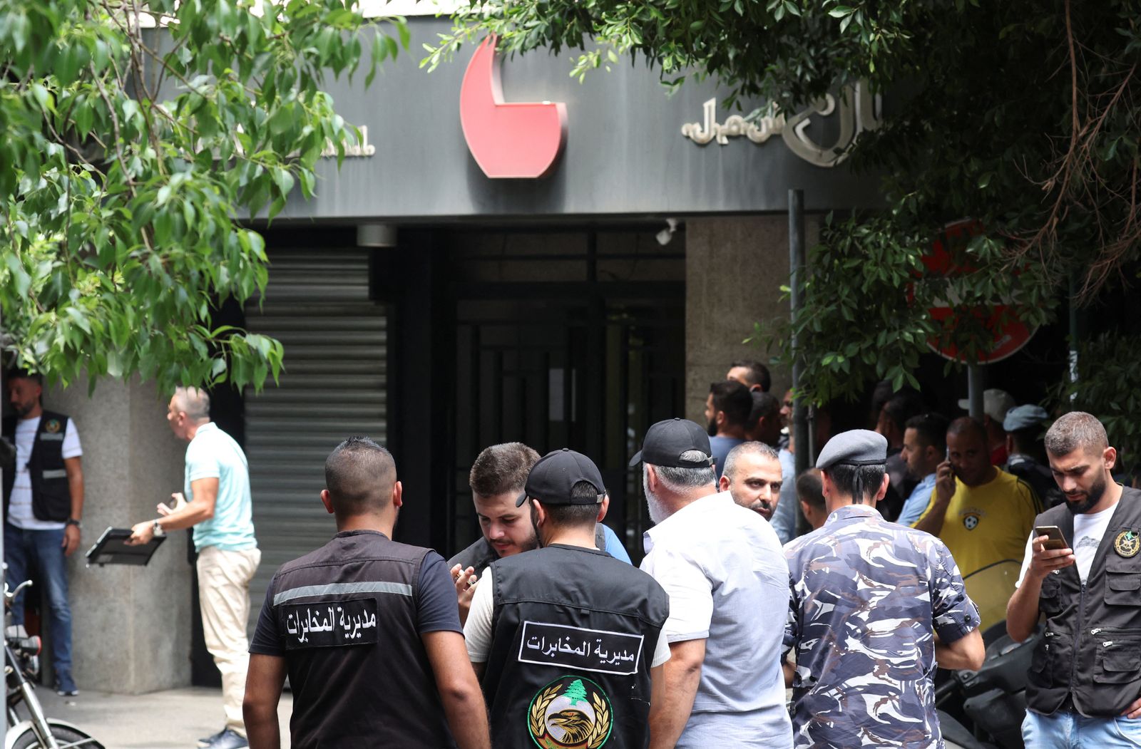 أفراد الأمن لدى محاولتها تأمين المنطقة حول فرع 