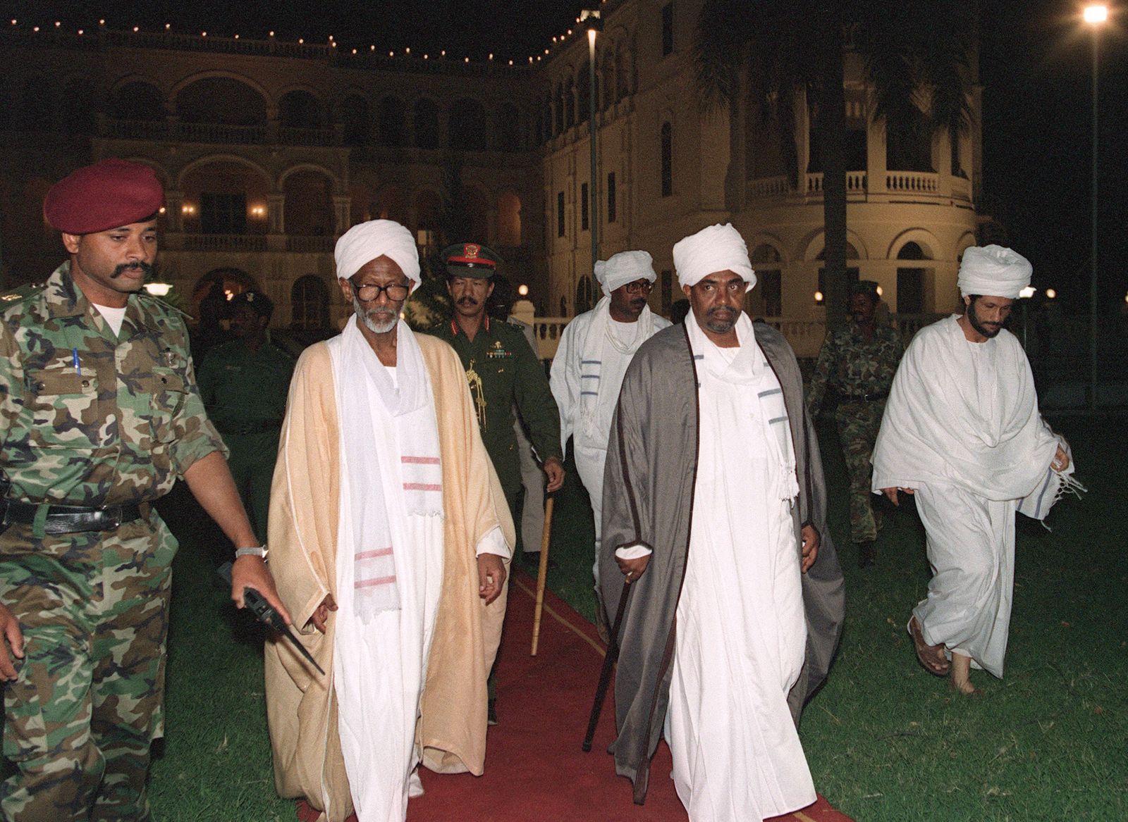 حسن الترابي والرئيس السوداني السابق عمر البشير خلال حضورهما مؤتمراً في العاصمة الخرطوم- 2 ديسمبر 1993  - AFP