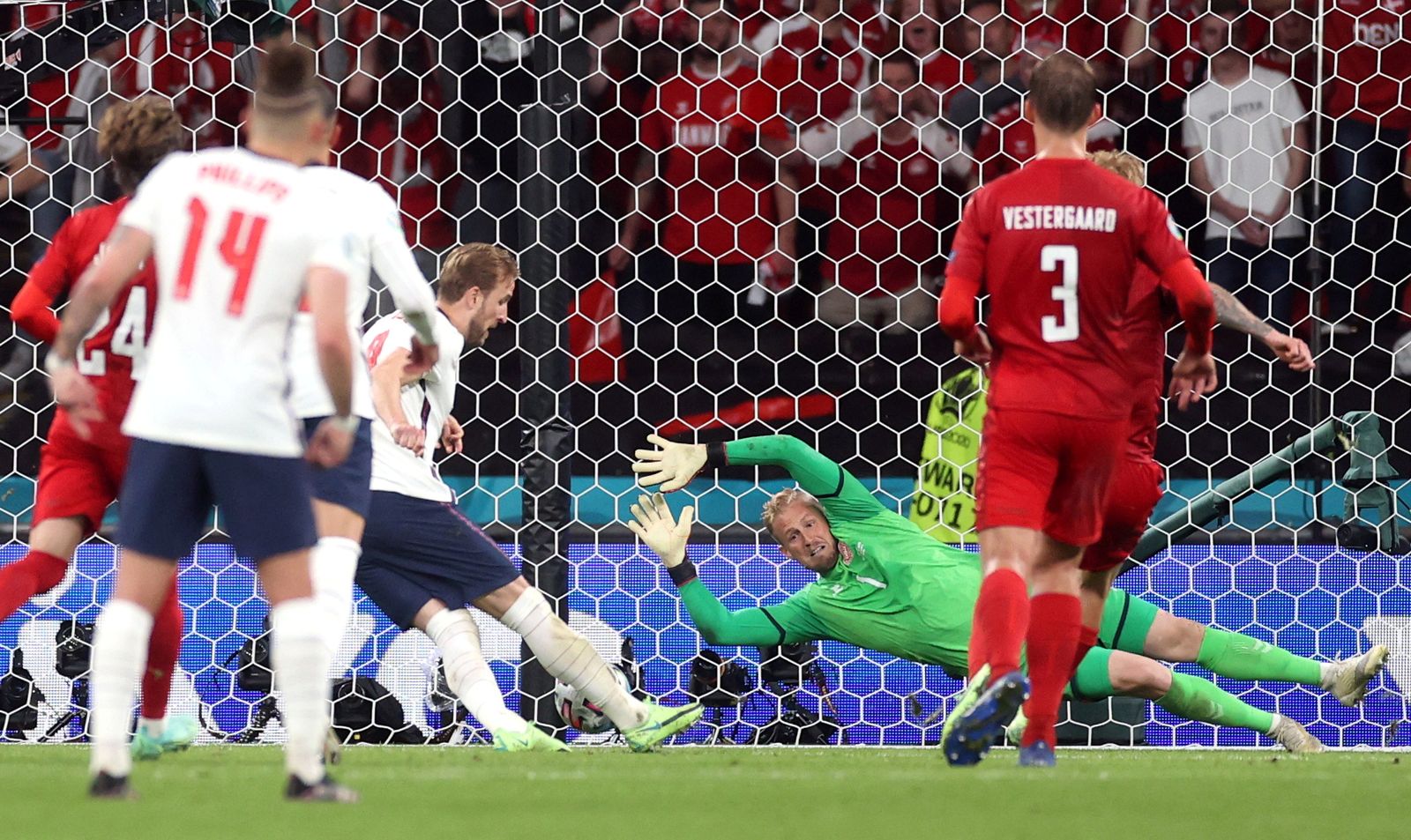 من مباراة إنجلترا والدنمارك في نصف نهائي يورو 2020 - Pool via REUTERS
