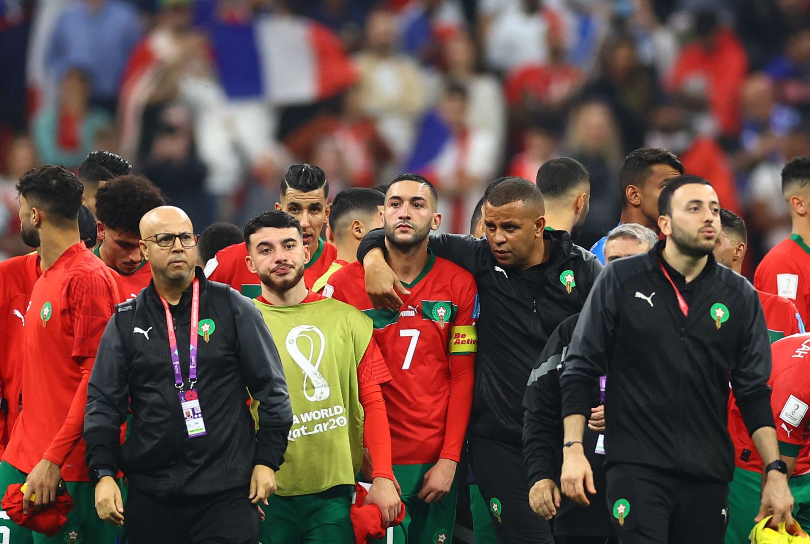 لاعبو وأعضاء الطاقم الفني للمنتخب المغربي بعد نهاية المباراة أمام المنتخب الفرنسي في كأس العالم - REUTERS