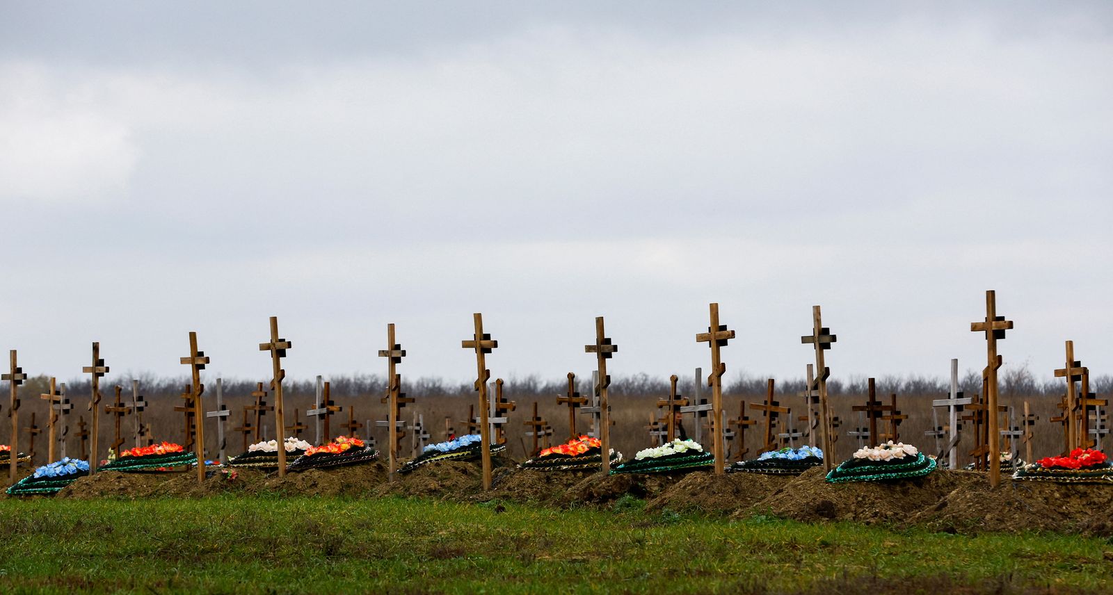 جانب من مقبرة في لوغانسك شرقي أوكرانيا حيث تحتدم المعارك بين أوكرانيا والقوات الموالية لروسيا، 11 نوفمبر 2022 - REUTERS