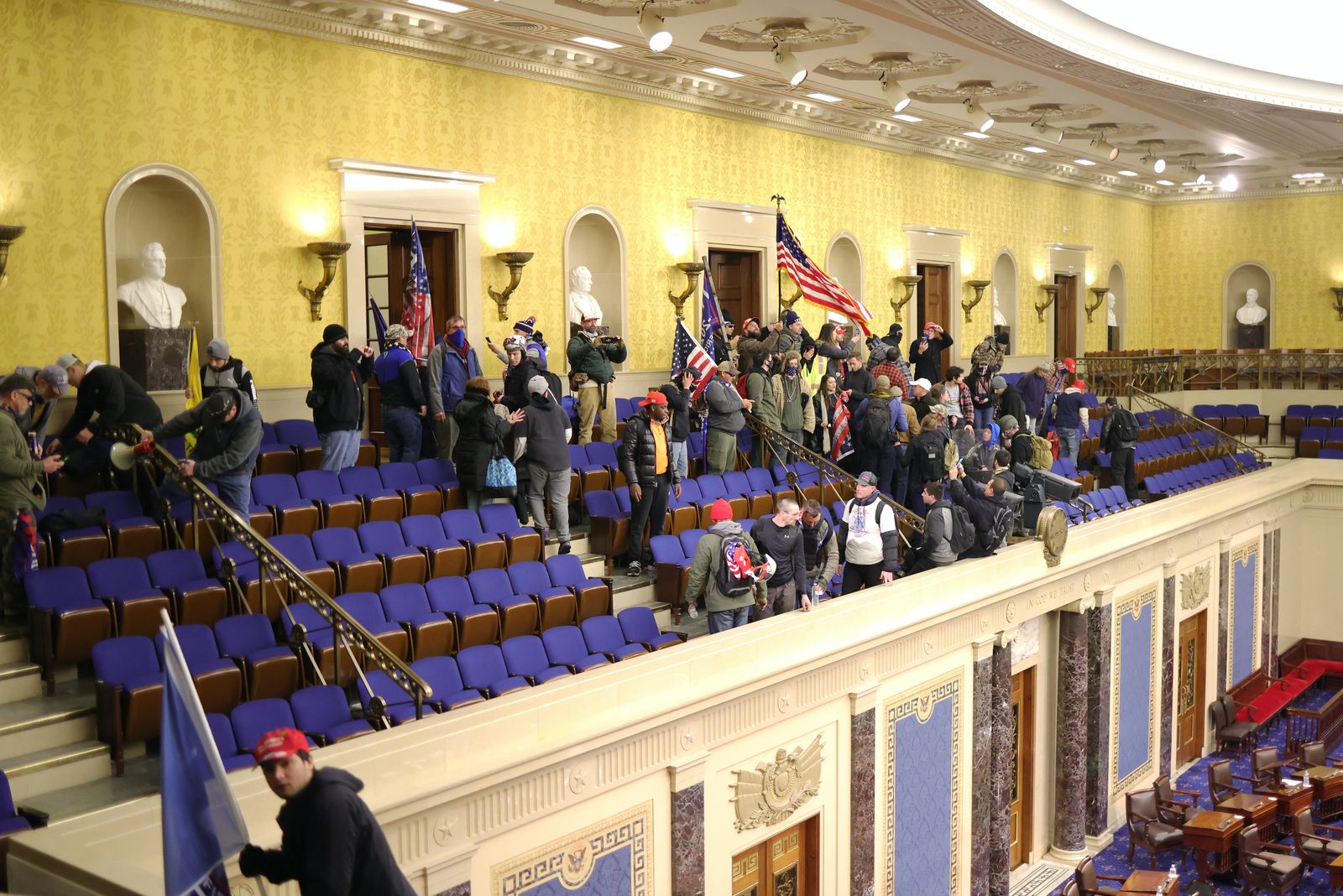 متظاهرون من أنصار الرئيس دونالد ترمب خلال اقتحامهم قاعة مجلس الشيوخ في مبنى الكونغرس الأميركي - AFP
