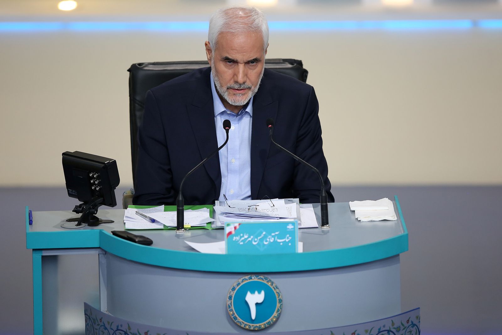 المرشح الرئاسي محسن مهر علي زاده خلال المناظرة في طهران - 8 يونيو 2021 - REUTERS