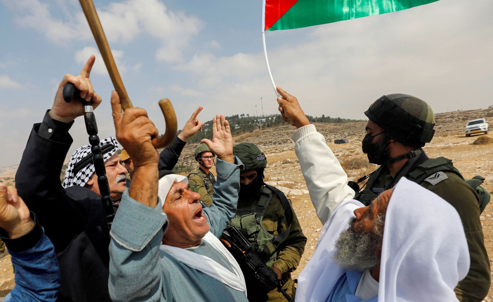فلسطينيون يتظاهرون أمام قوت إسرائيلية ضد خطط إقامة مستوطنات جديدة بمنطقة مسافر يطا - الضفة الغربية - 2 أكتوبر 2021 - REUTERS