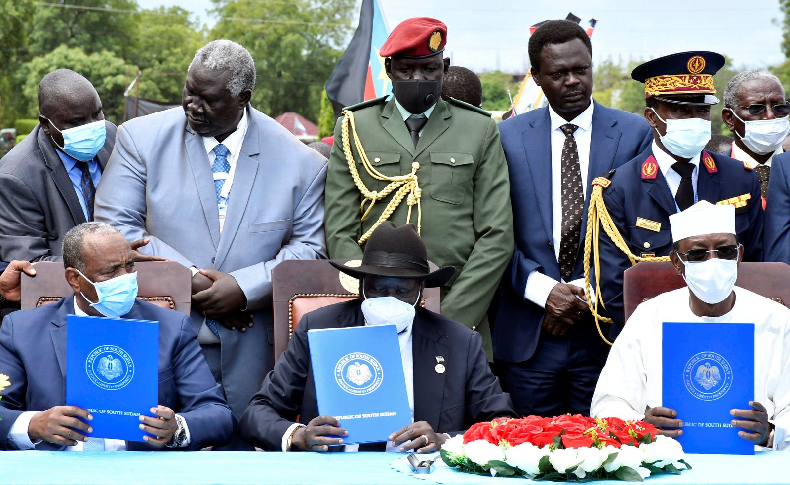 قادة جنوب السودان والسودان وتشاد بعد التوقيع على اتفاق السلام في جوبا - REUTERS