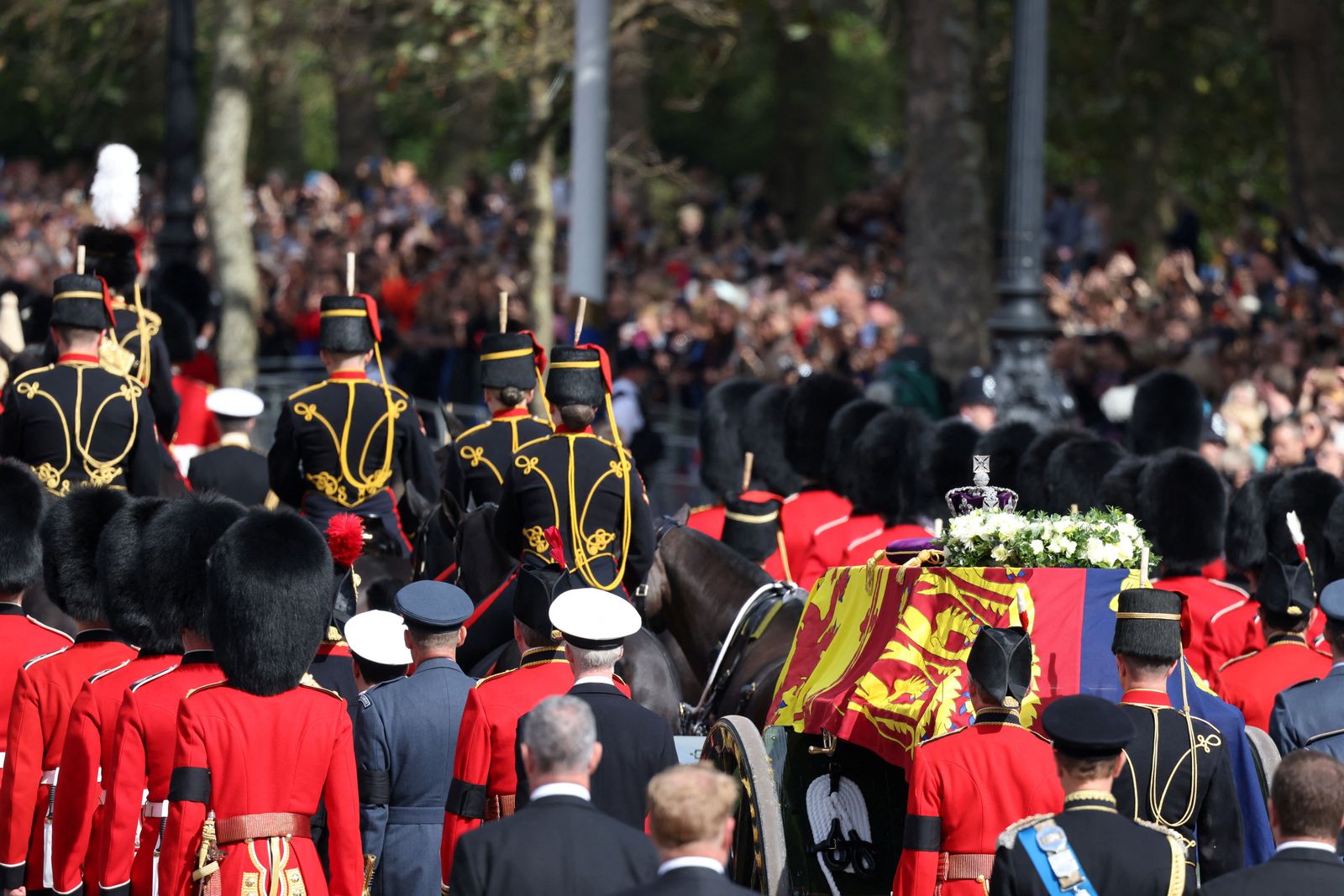 موكب نقل نعش الملكة الراحلة إليزابيث الثانية من قصر باكنجهام إلى قصر ويستمنستر في لندن 14 سبتمبر 2022 - via REUTERS