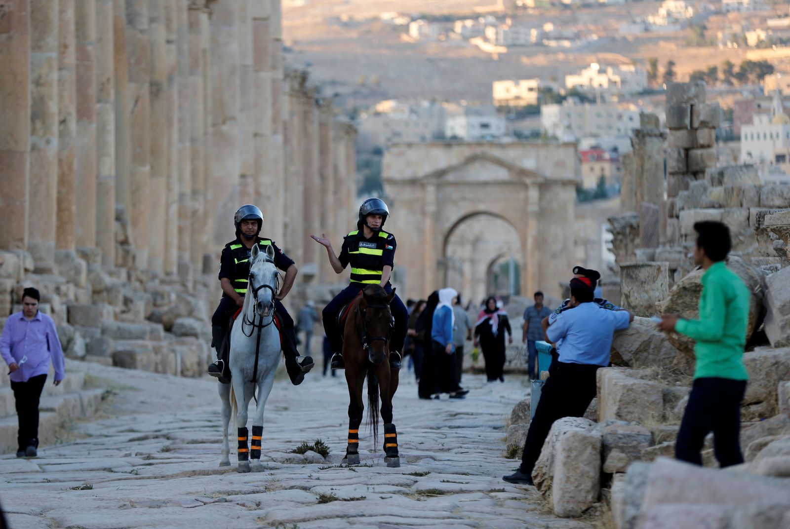 ضباط شرطة في دورية خلال حفل افتتاح مهرجان جرش للثقافة والفنون في مدينة جرش الأثرية شمال عمان، الأردن، 21 يوليو 2016 - REUTERS