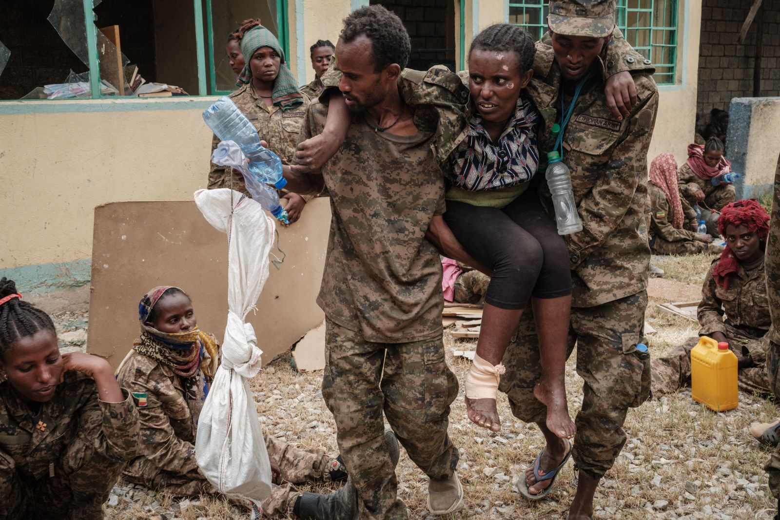 أسرى إثيوبيون يحملون جندية مصابة لدى وصولهم إلى مركز لإعادة التأهيل في ميكيلي - 2 يوليو 2021 - AFP