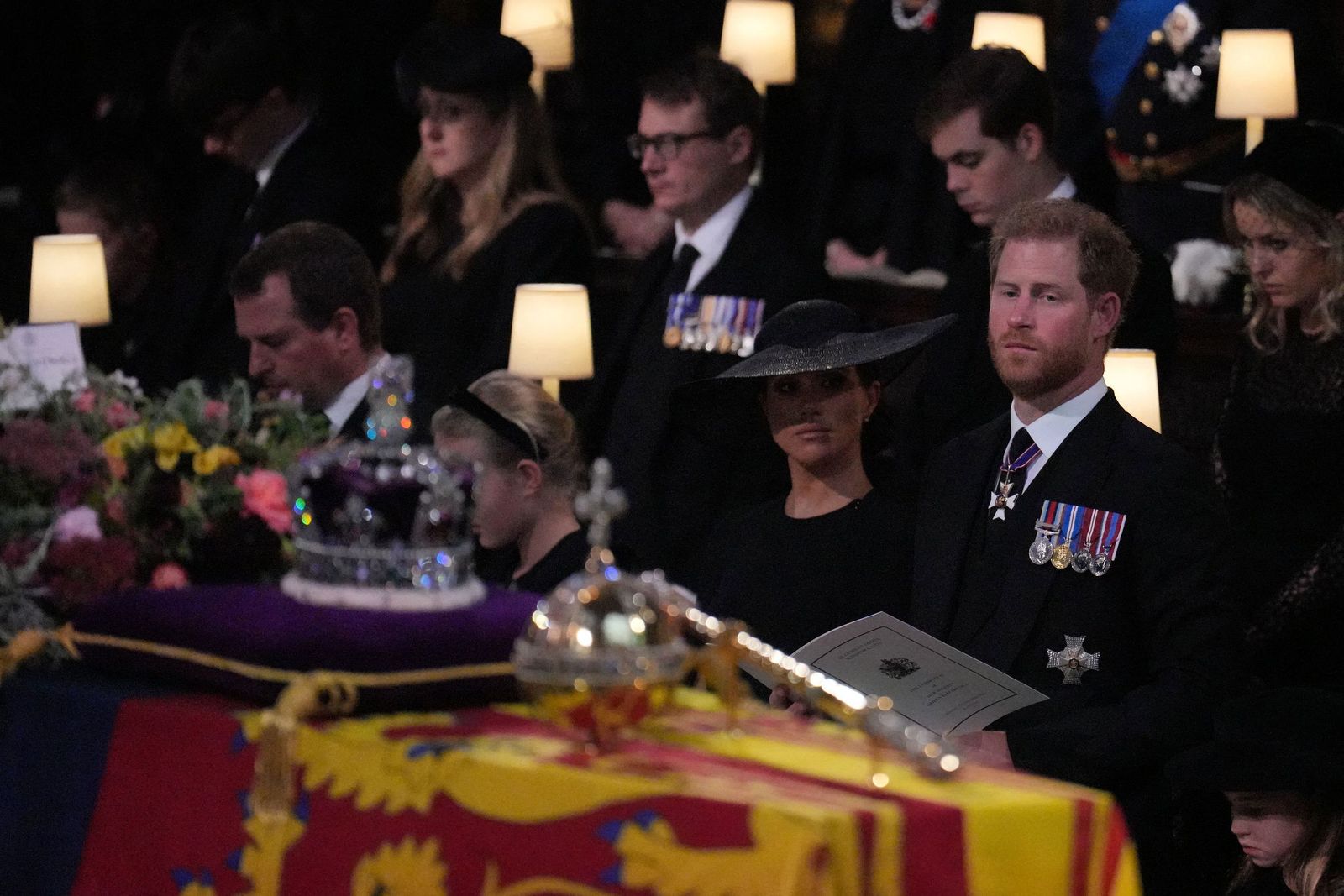 الأمير البريطاني هاريوزوجته ميجان دوقة ساسكس يحضران قداس الملكة إليزابيث الثانية في كنيسة سانت جورج داخل قلعة وندسور غربي لندن- 19 سبتمبر 2022 - AFP