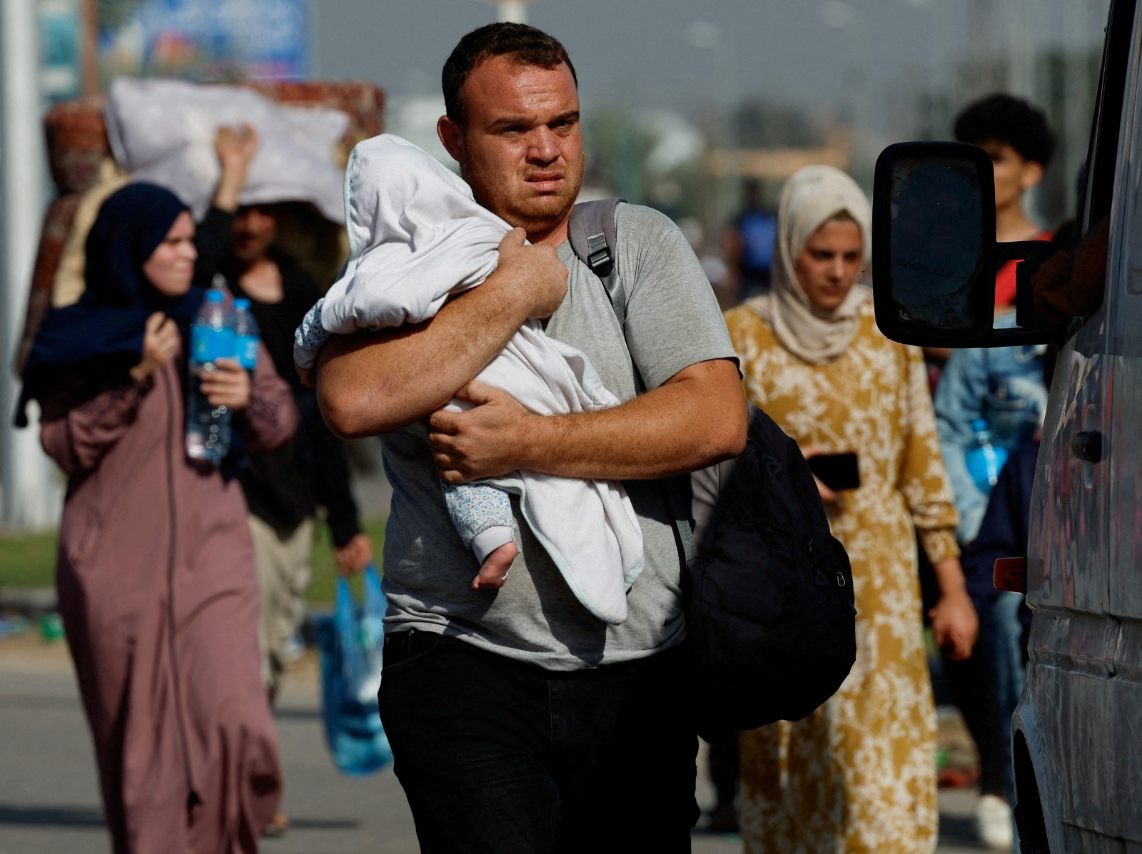 فلسطينيون يغادرون شمال غزة في اتجاه الجنوب، في ظل تواصل القصف الإسرائيلي.