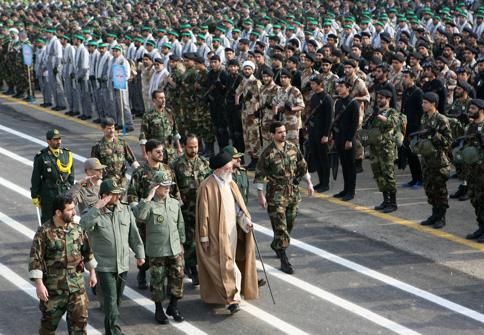 المرشد الإيراني علي خامنئي خلال احتفال رسمي في طهران بمشاركة قادة عسكريين- 26 نوفمبر 2007 - AFP
