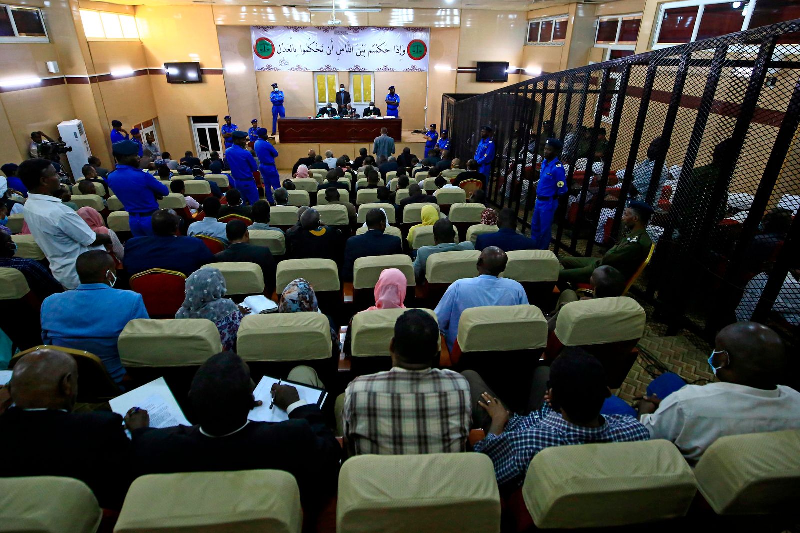 نظرة عامة تظهر محاكمة الرئيس السوداني المخلوع عمر البشير مع 27 متهماً مشتركًا في محكمة الخرطوم بالعاصمة السودانية ، في 21 يوليو 2020. - الرئيس السوداني السابق عمر البشير ، المخلوع وسط مؤيد شعبي -انتفاضة الديمقراطية العام الماضي ، تواجه محاكمة بسبب الانقلاب العسكري الذي أوصله إلى السلطة قبل أكثر من ثلاثة عقود. والبشير ، 76 سنة ، الذي يقف وراء القضبان بسبب الفساد ، قد يواجه عقوبة الإعدام إذا أدين بتهمة انقلابه عام 1989 ضد حكومة رئيس الوزراء المنتخب ديمقراطيا صادق المهدي. (تصوير أشرف شاذلي / وكالة الصحافة الفرنسية) - AFP