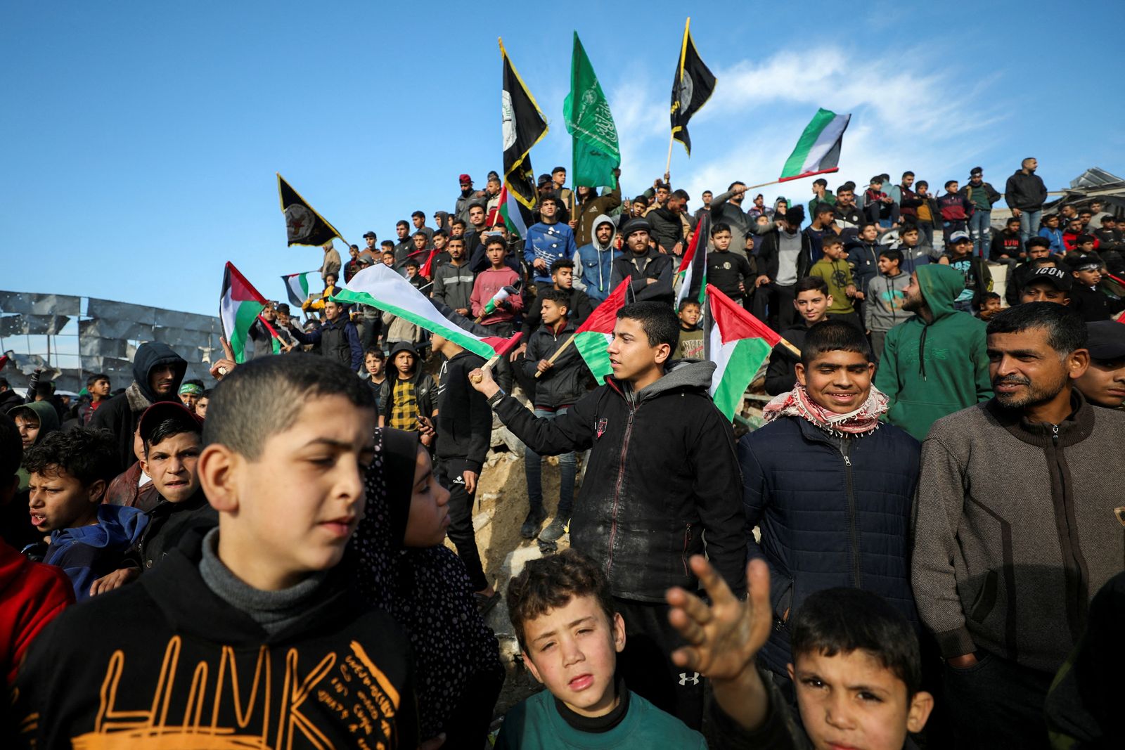 Palestinians gather before Hamas militants hand over hostages who had been held in Gaza since the deadly October 7, 2023 attack, to members of the International Committee of the Red Cross (ICRC) as part of a ceasefire and a hostages-prisoners swap deal between Hamas and Israel, in Gaza City, January 25, 2025. REUTERS/Dawoud Abu Alkas       TPX IMAGES OF THE DAY