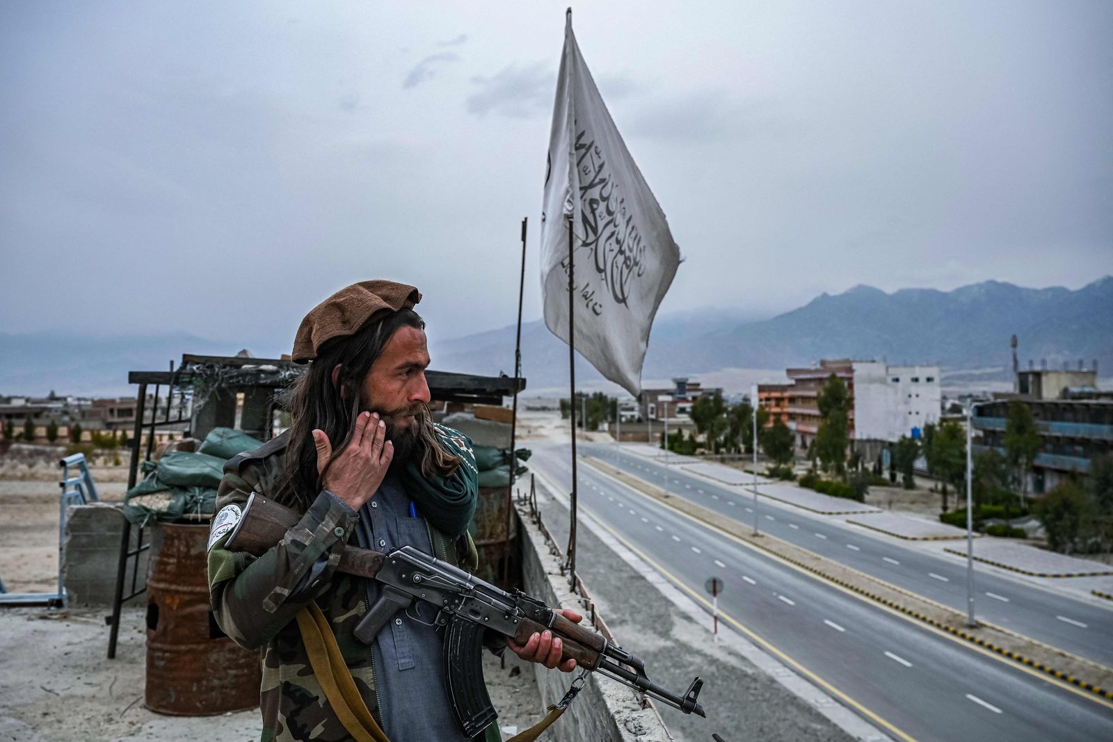 A Taliban fighter mans a post on the roof top of the main gate of Laghman University in Mihtarlam, Laghman province on February 2, 2022. (Photo by Mohd RASFAN / AFP) - AFP