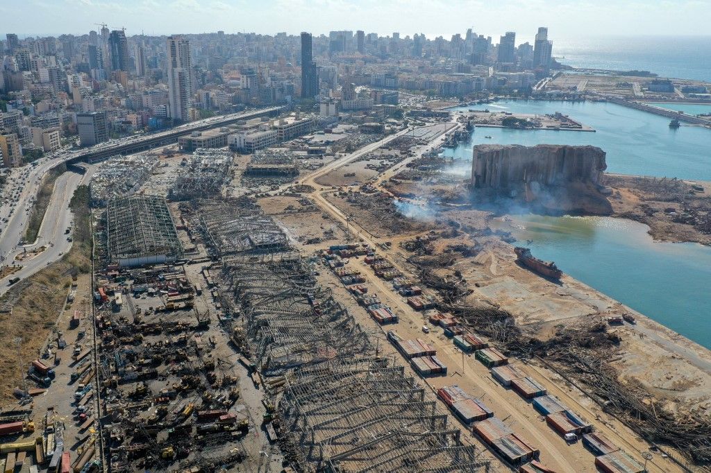صورة جوية تظهر الأضرار التي لحقت بصوامع الحبوب في مرفأ بيروت والمنطقة المحيطة به - 5 أغسطس 2020 - AFP