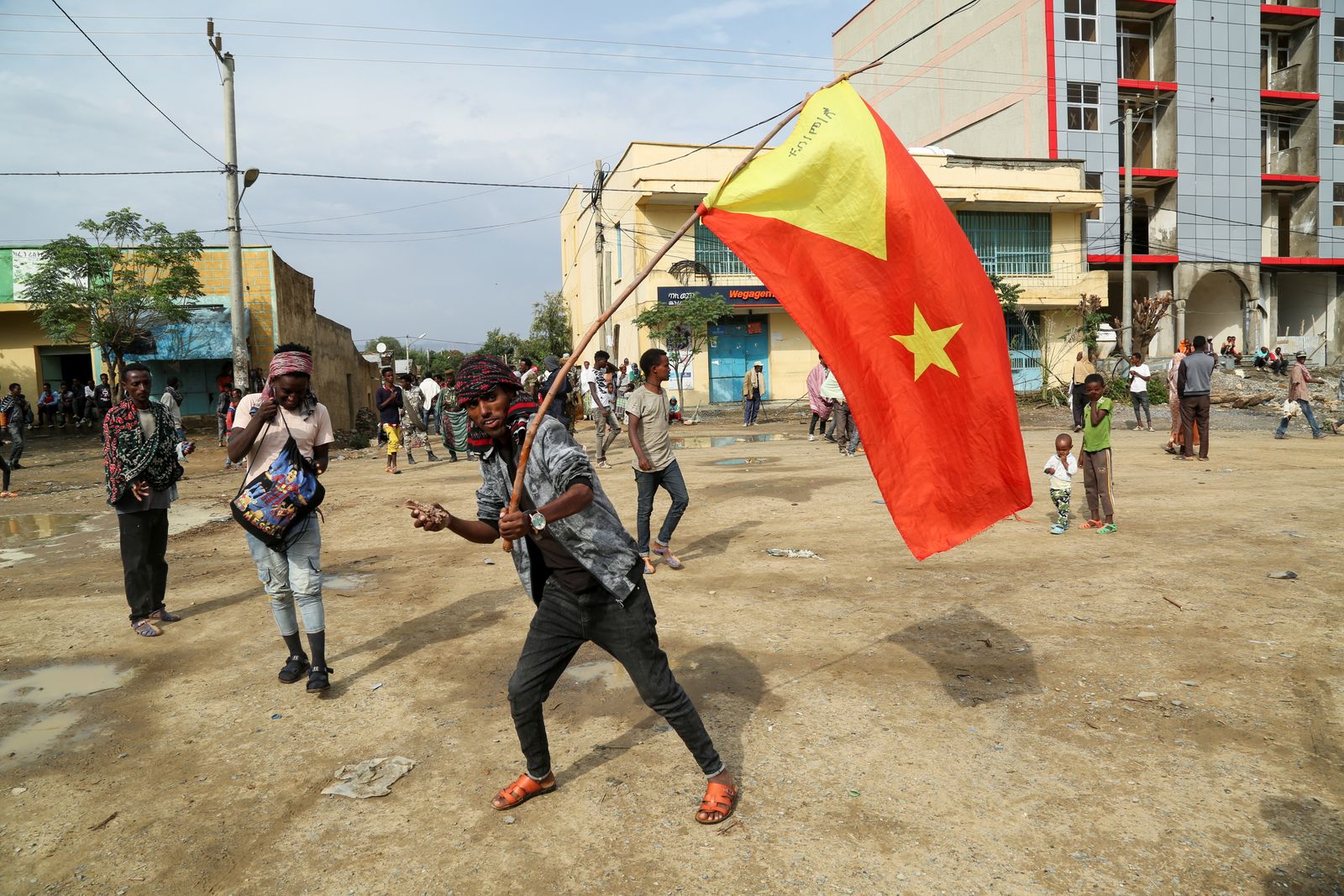 شخص يحمل علم جبهة تحرير إقليم تيجراي شمالي إثيوبيا. 11 يوليو 2021 - REUTERS
