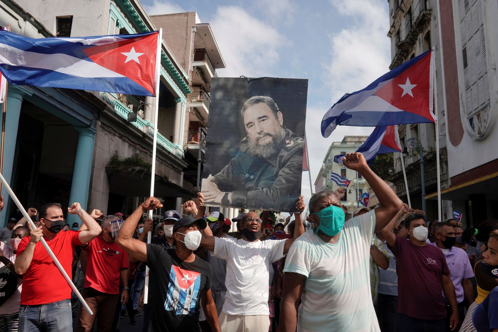 يرفعون صورة للزعيم الكوبي الراحل فيدل كاسترو خلال تظاهرة داعمة للنظام في هافانا - 11 يوليو 2021 - REUTERS