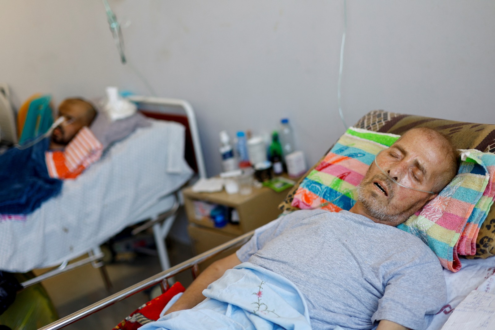 مرضى سرطان فلسطينيون يتلقون العلاج داخل مستشفى ناصر في خان يونس جنوب قطاع غزة بعد إجلائهم من مستشفى الصداقة التركية الفلسطينية بسبب الهجمات الإسرائيلية. 16 نوفمبر 2023