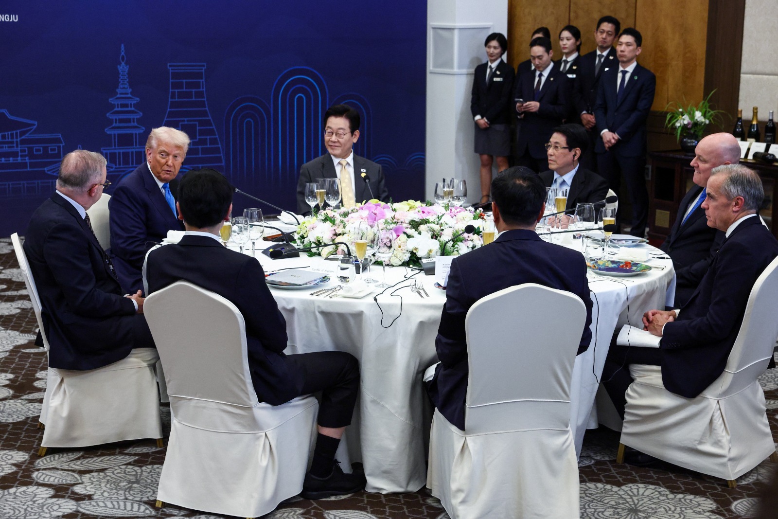 الرئيس الأميركي دونالد ترمب رفقة الرئيس الكوري الجنوبي لي جاي ميونج ومشاركين خلال اجتماع منتدى التعاون الاقتصادي لآسيا والمحيط الهادئ في كوريا الجنوبية. 29 أكتوبر 2025