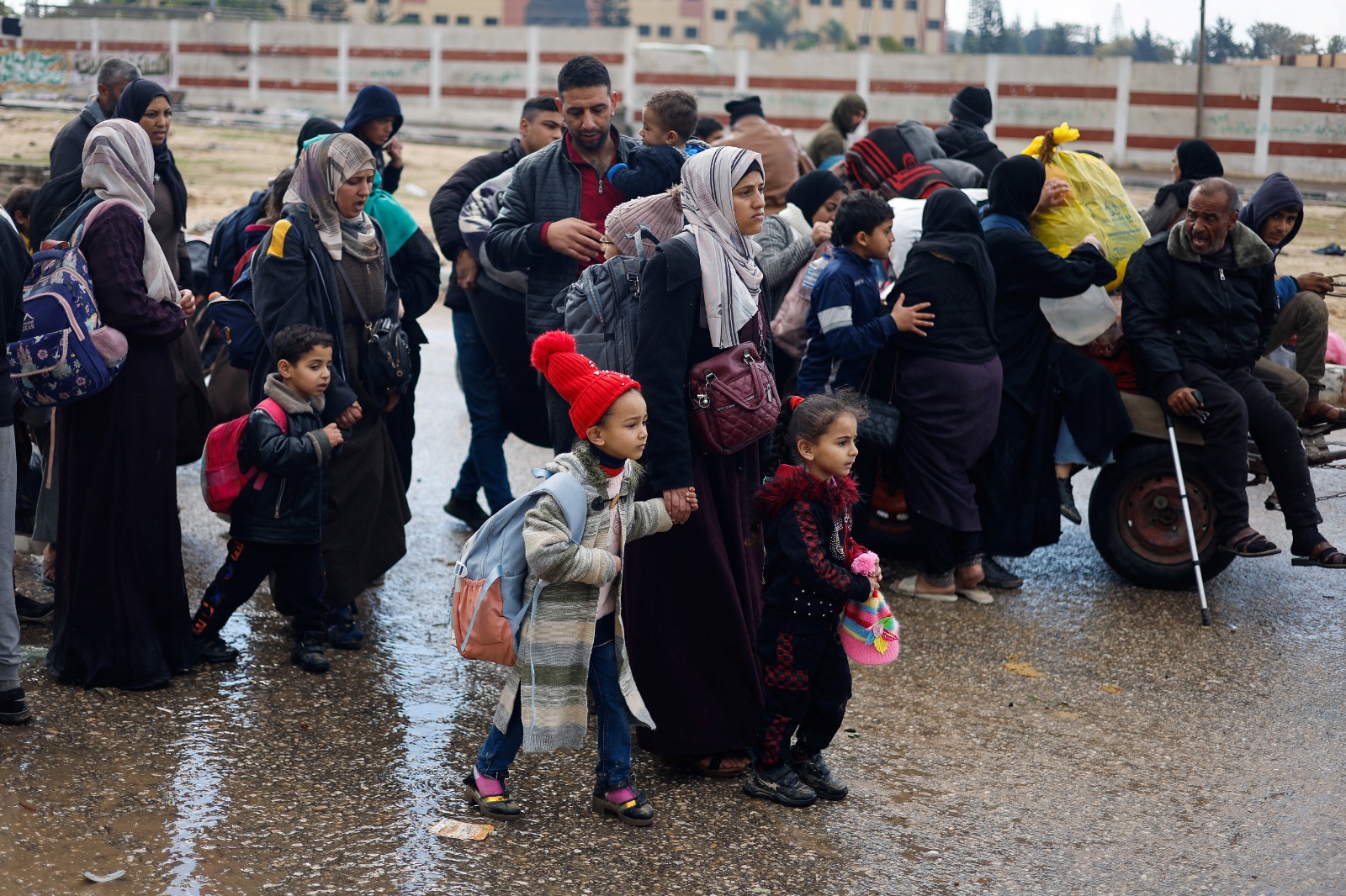 عائلات فلسطينية تنزح من خان يونس باتجاه رفح جنوبي قطاع غزة بينما يستمر القصف الإسرائيلي والغارات الجوية. 29 يناير 2024