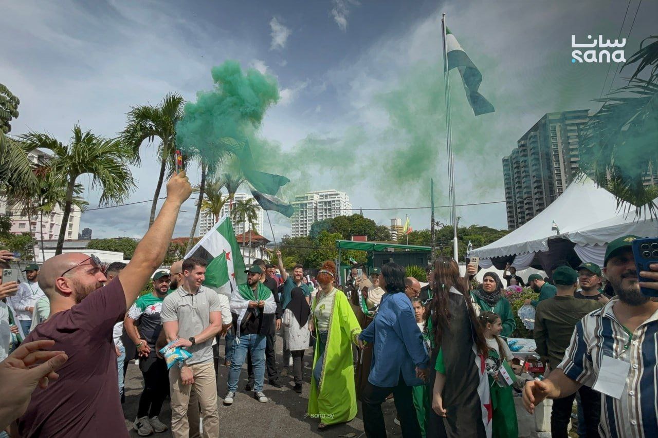 عدد من أبناء الجالية السورية في ماليزيا يحتفلون بمناسبة مرور عام على تحرير سوريا، كوالالمبور. 8 ديسمبر 2025