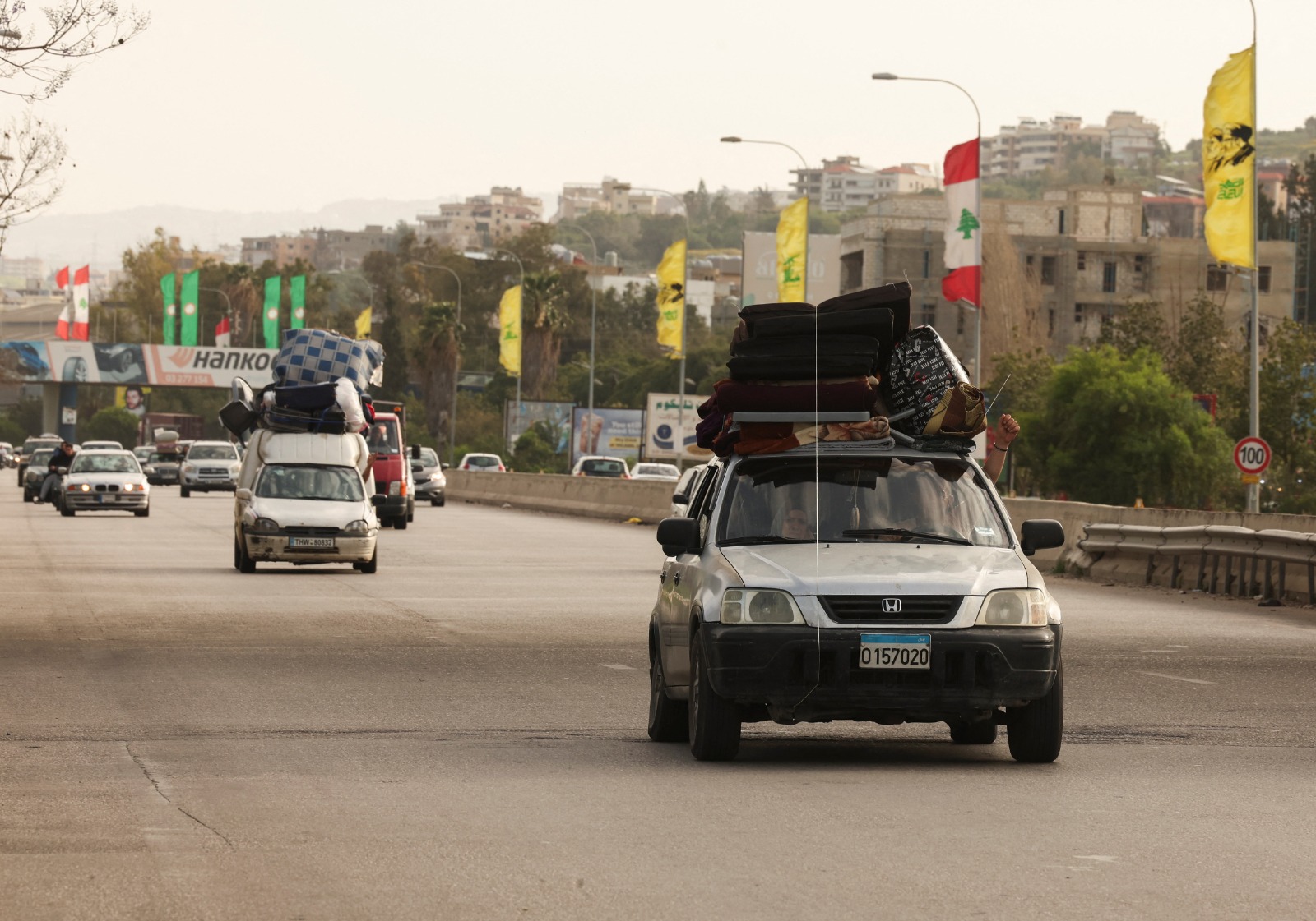 نازحون في طريق العودة إلى منازلهم قرب صيدا بجنوب لبنان بعد دخول وقف إطلاق النار حيز التنفيذ. 17 أبريل 2026