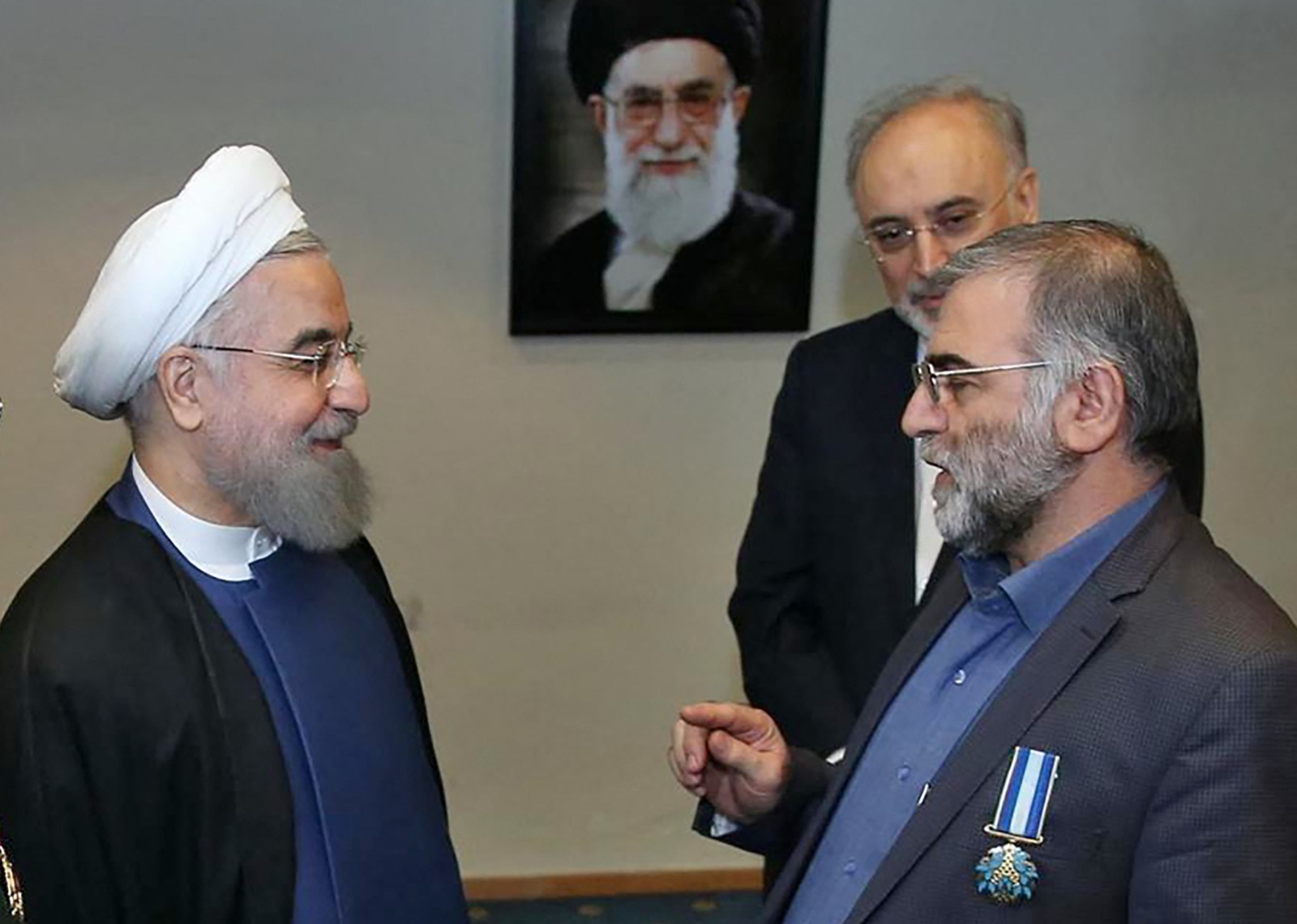 الرئيس الإيراني حسن روحاني (يسار) في حفل توزيع جوائز ووسام الاستحقاق للعالم النووي الإيراني محسن فخري زاده (يمين) في العاصمة طهران، 1 ديسمبر 2020