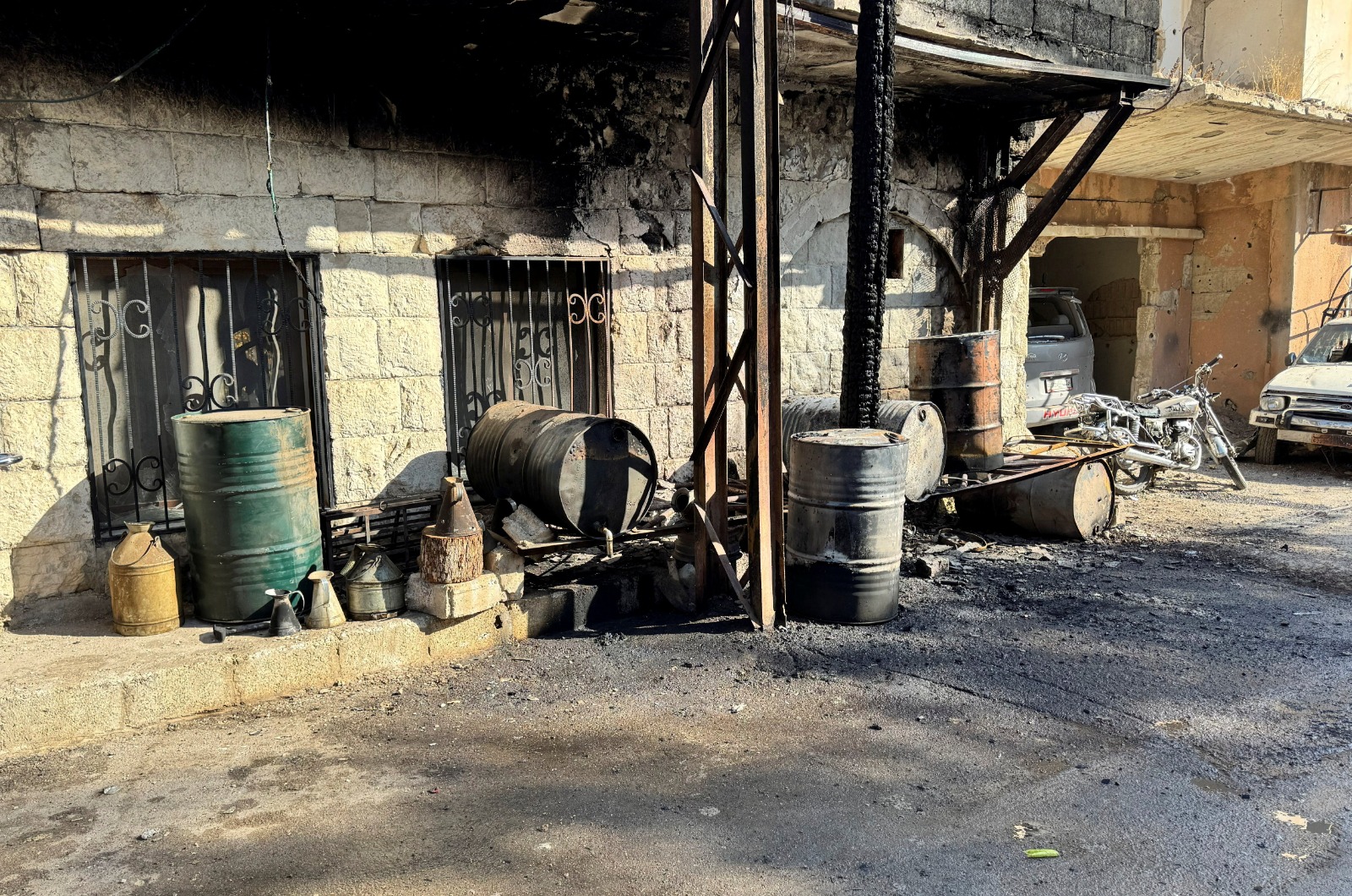 جانب من أثار الغارة الإسرائيلية على بلدة بيت جن في سوريا. 28 نوفمبر 2025