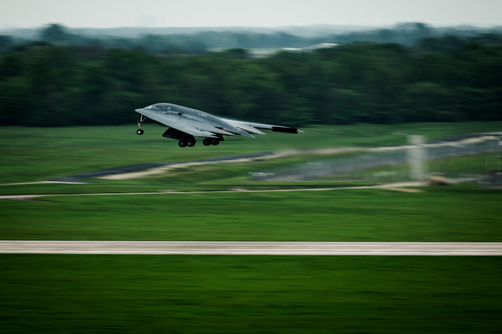 قاذفة أميركية طراز B-2 Spirit تقلع من قاعدة وايتمان الجوية في ولاية ميزوري، الولايات المتحدة. 30 أبريل 2025
