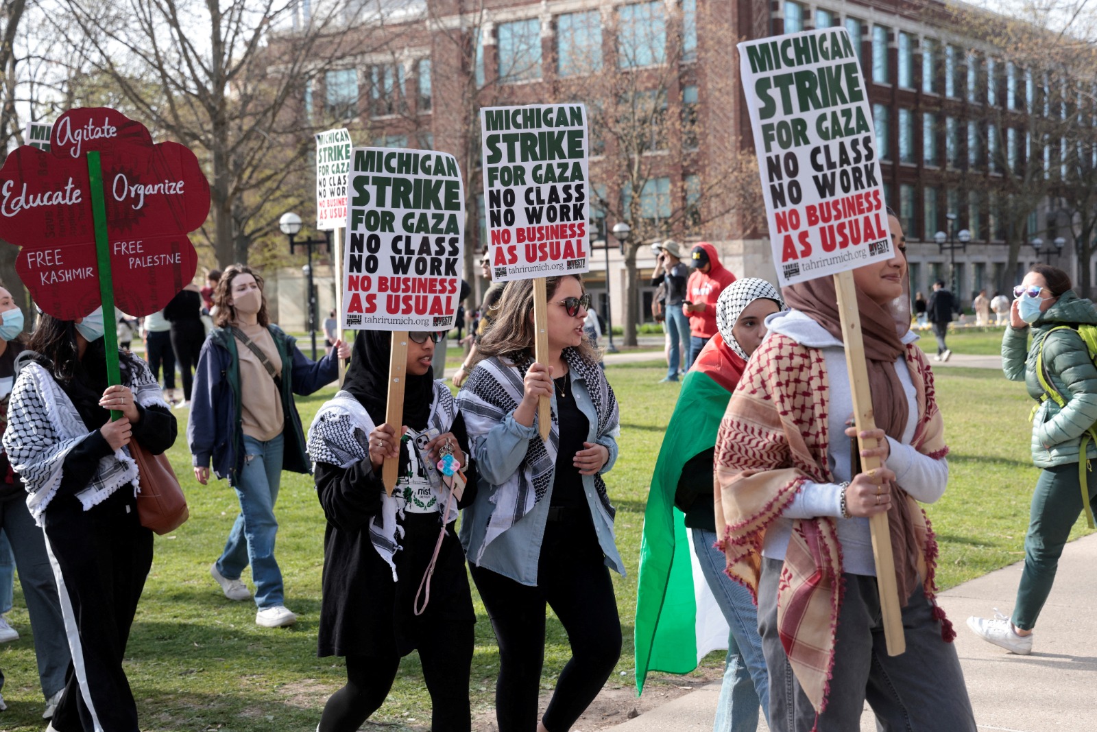 طلاب من جامعة ميشيجان يتظاهرون دعماً لفلسطين في حرم الجامعة، ميشيجان، الولايات المتحدة، 22 أبريل 2024