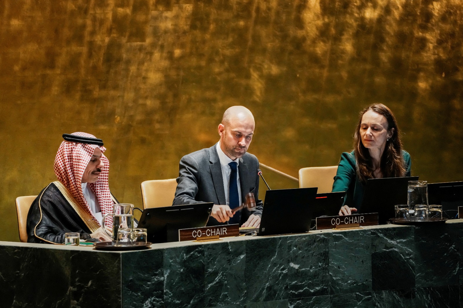 رئيسا مؤتمر حل الدولتين وزير الخارجية السعودي الأمير فيصل بن فرحان ونظيره الفرنسي جان نويل بارو خلال إحدى جلسات المؤتمر، الأمم المتحدة، نيويورك، 29 يوليو 2025