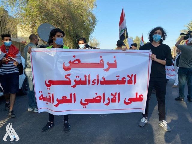 محتجون أمام مقر السفارة التركية في العاصمة العراقية بغداد - 21 يوليو 2022 - واع