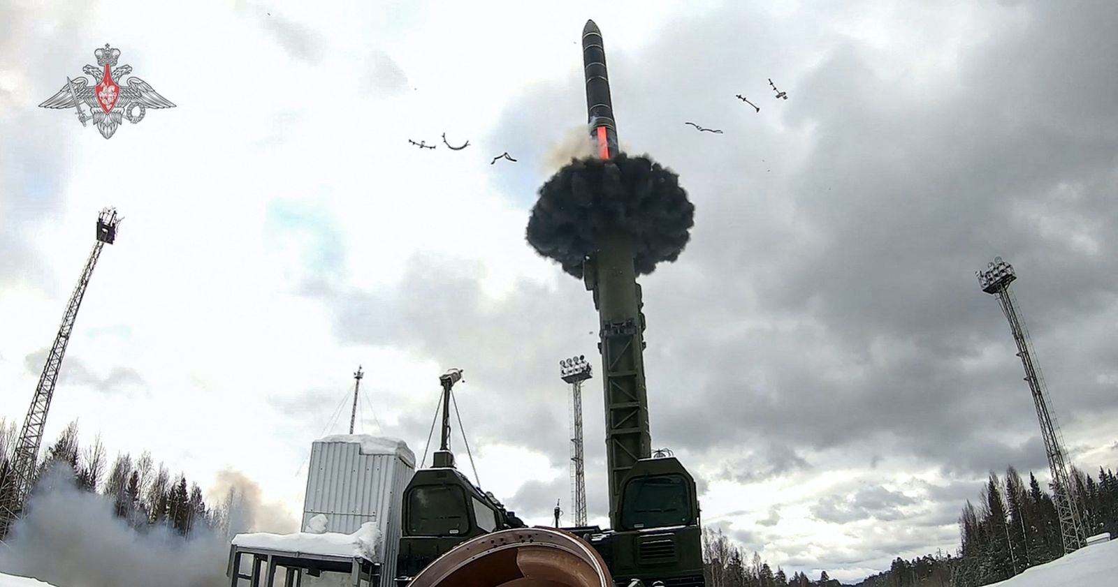 عملية إطلاق صاروخ باليستي عابر للقارات من طراز Yars أثناء تدريب لقوة الردع الاستراتيجية الروسية، في موقع غير محدد. 19 نوفمبر 2022 - AFP