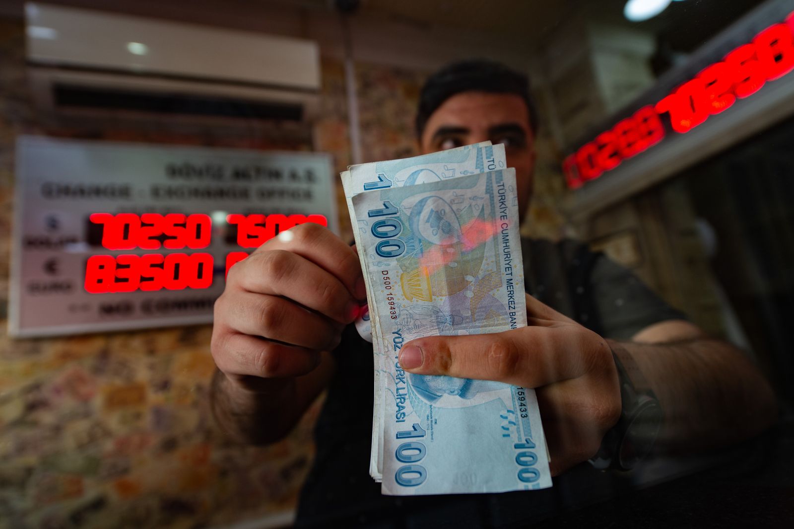 موظف في محل صيرفة في اسطنبول يحصي أوراق الليرة التركية - AFP