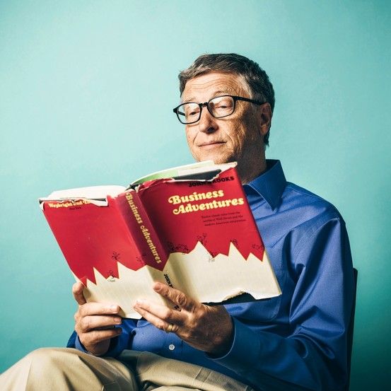 بيل غيتس يتصفح كتاب Business Adventures. - وول ستريت جورنال