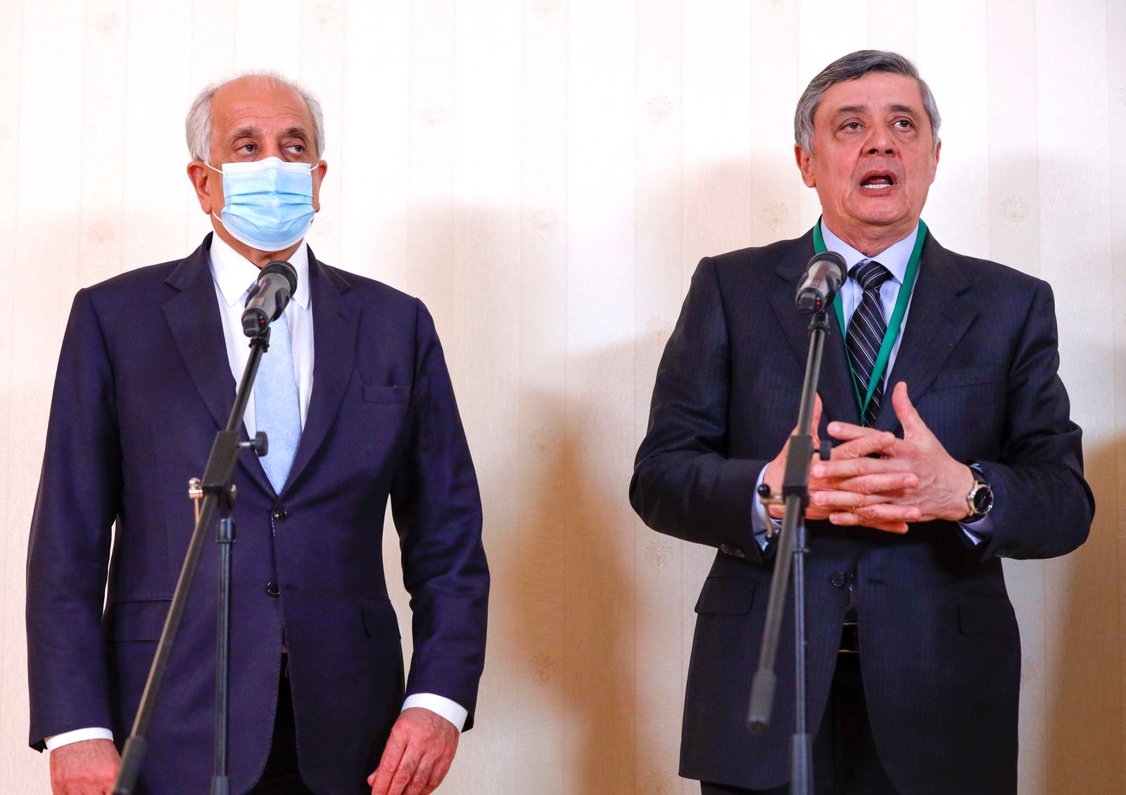 نائب وزير الخارجية الروسي، زامير كابولوف، والموفد الأميركي المكلّف ملف أفغانستان، زلماي خليل زاد، خلال مؤتمر صحافي في موسكو - 18 مارس 2021 - REUTERS