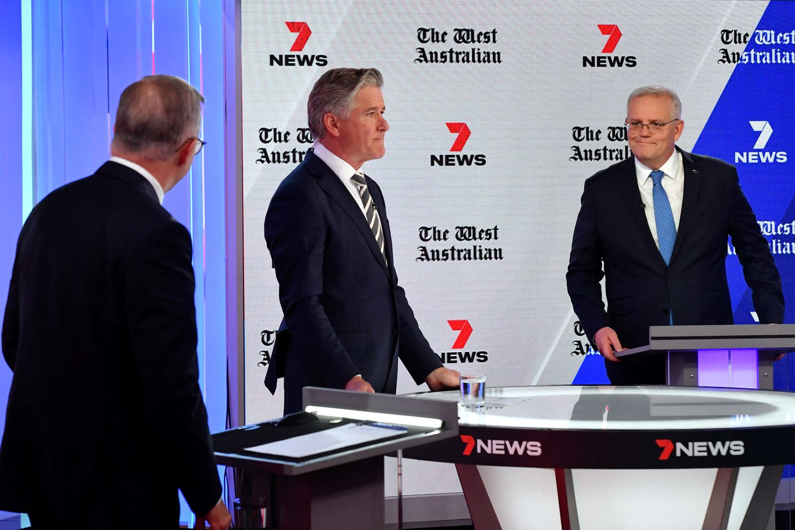 رئيس الوزراء الأسترالي سكوت موريسون وزعيم المعارضة أنتوني ألبانيزي، يحضران مناظرة القادة الثالثة في سيدني، 11 مايو 2022. - AFP