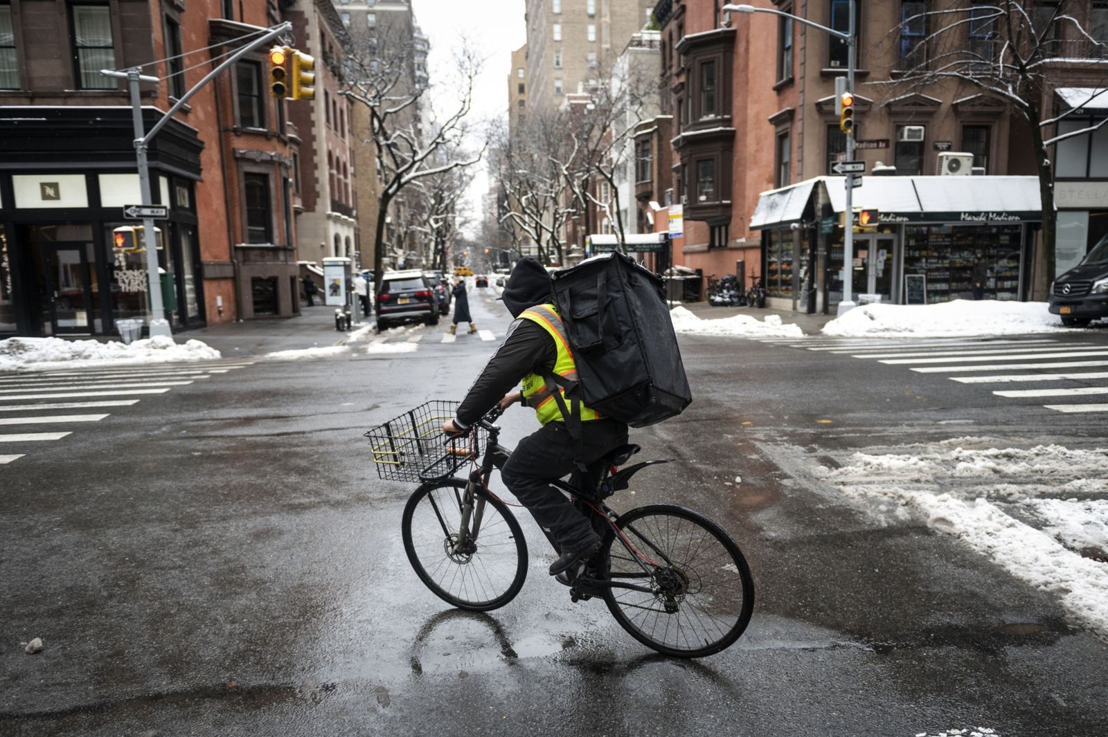 عامل في توصيل الطعام يستقلّ دراجة خلال عاصفة في نيويورك - 19 فبراير 2021 - Bloomberg