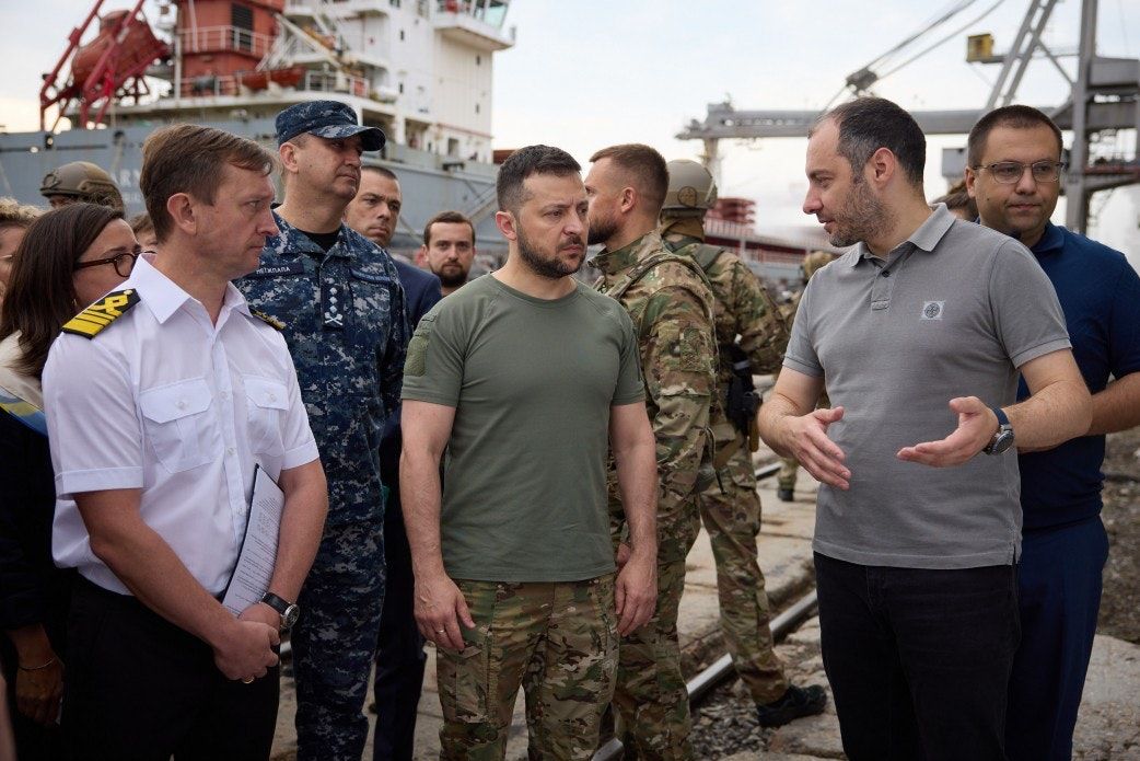 الرئيس الأوكراني فولوديمير زيلينسكي يتفقد ميناء تشورنومورسك المطل على البحر الأسود للاطلاع على استعدادات تصدير الحبوب كييف - 29 يوليو 2022 - president.gov.ua