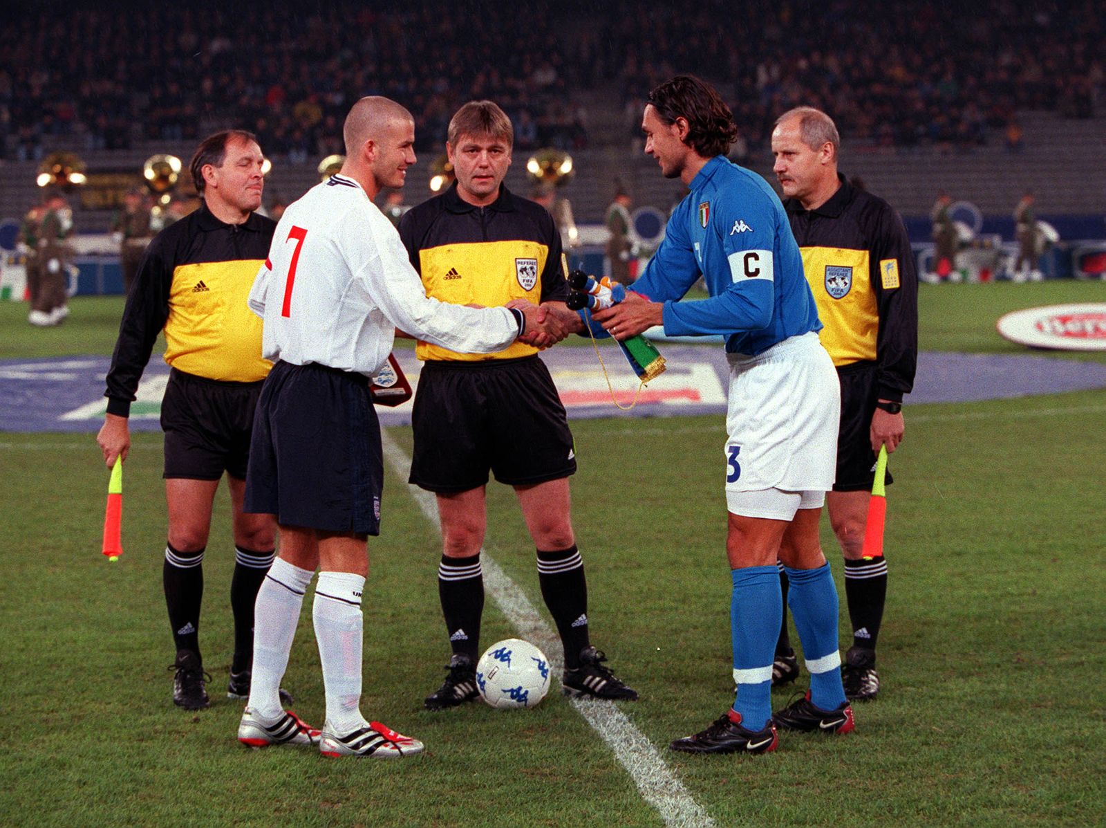 قائد إيطاليا باولو مالديني يصافح قائد إنجلترا ديفيد بيكهام في مباراة الفريقين عام 2000 - TWITTER/@BBCMOTD