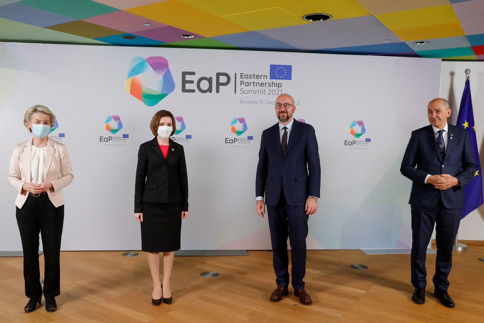 رئيس وزراء سلوفينيا يانيز جانسا ، ورئيس المفوضية الأوروبية أورسولا فون دير لاين ، ورئيس المجلس الأوروبي شارل ميشيل، ورئيسة مولدوفا مايا ساندو خلال القمة الأوروبية - 15 ديسمبر 2021 - REUTERS