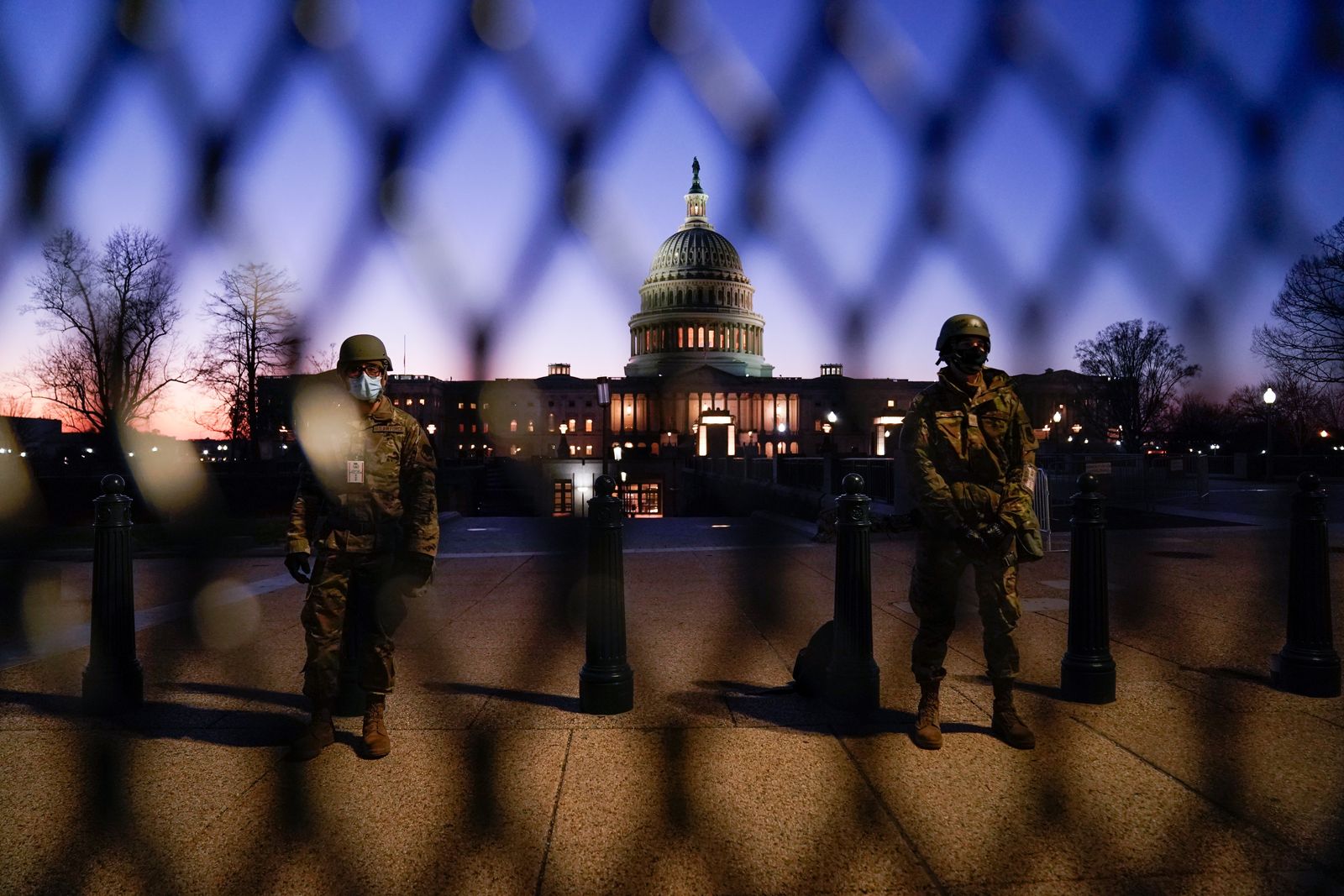 عناصر من الحرس الوطني في لحظات جاهزية واستعداد أمام مبنى الكابيتول. - REUTERS
