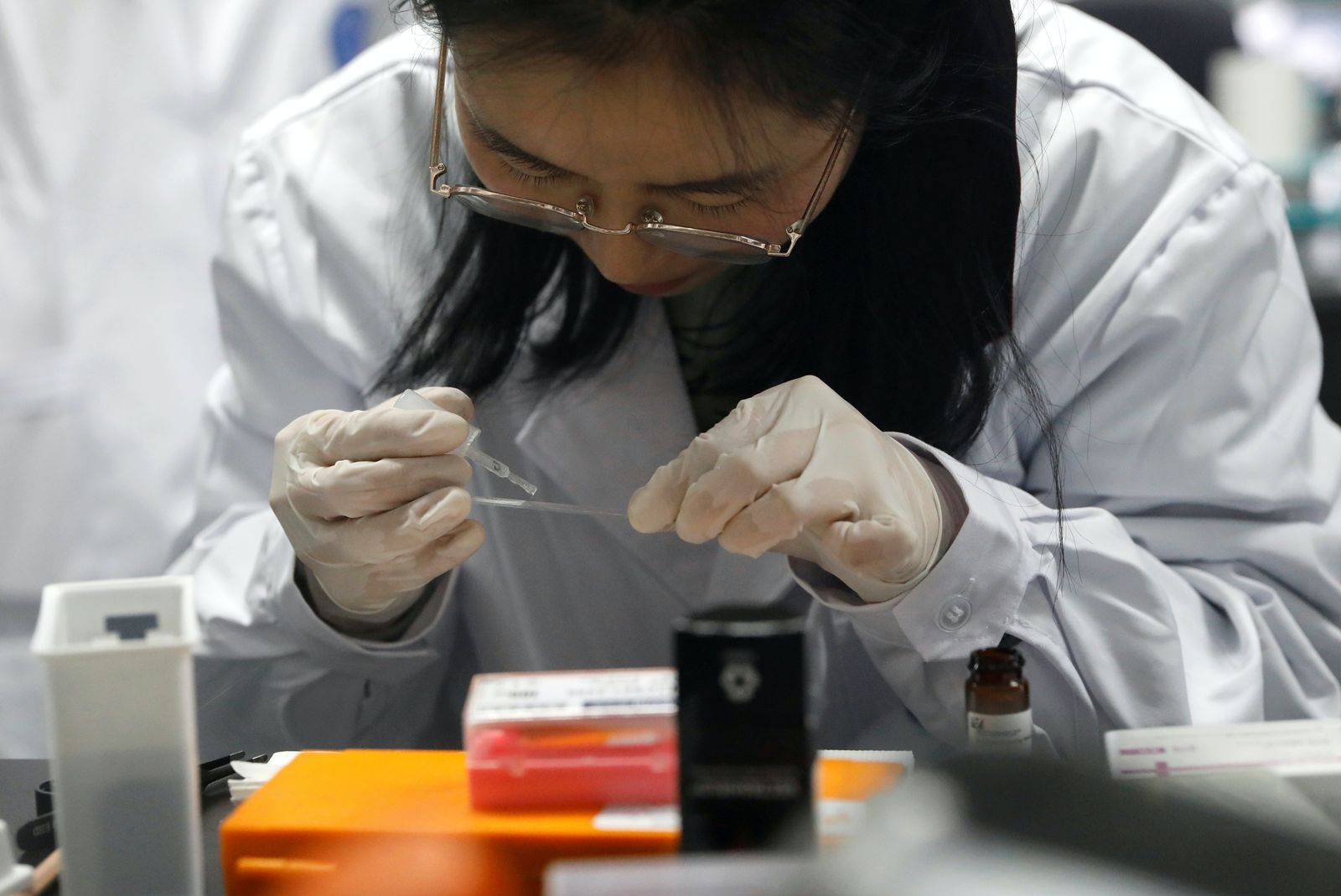 الدكتورة، شوهوي سن، تقوم بخطوة تلطيخ نسيجي لكبد الفأر للتحليل المرضي في مختبر الشيخوخة والتجديد في معهد الخلايا الجذعية والتجديد التابع لأكاديمية العلوم الصينية (CAS) في بكين، الصين. 12 يناير 2021 - REUTERS