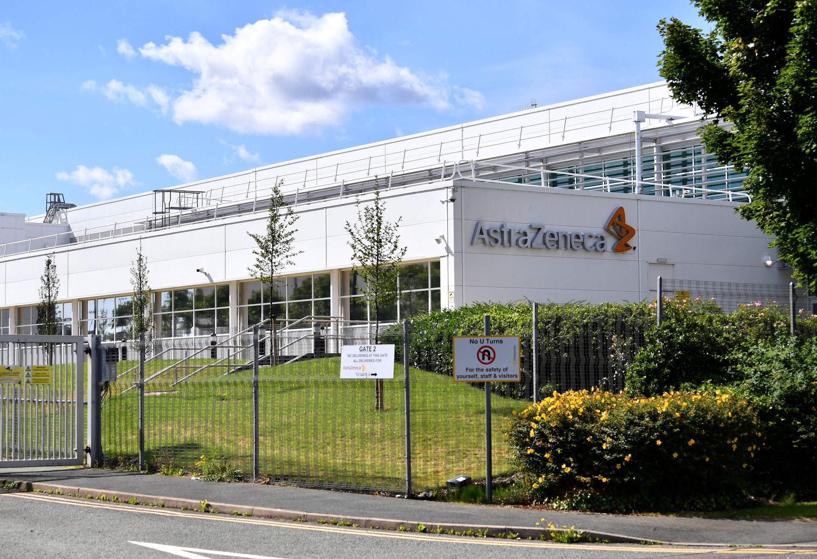 تم تصوير لافتة خارج مصنع AstraZeneca في ليفربول شمال غرب إنجلترا في 20 يوليو 2020. - قالت الحكومة البريطانية بالفعل إنها ستشتري 100 مليون جرعة من لقاح تجري تجربته حاليًا جامعة أكسفورد بالشراكة مع AstraZeneca. (تصوير بول إليس / وكالة الصحافة الفرنسية) - AFP