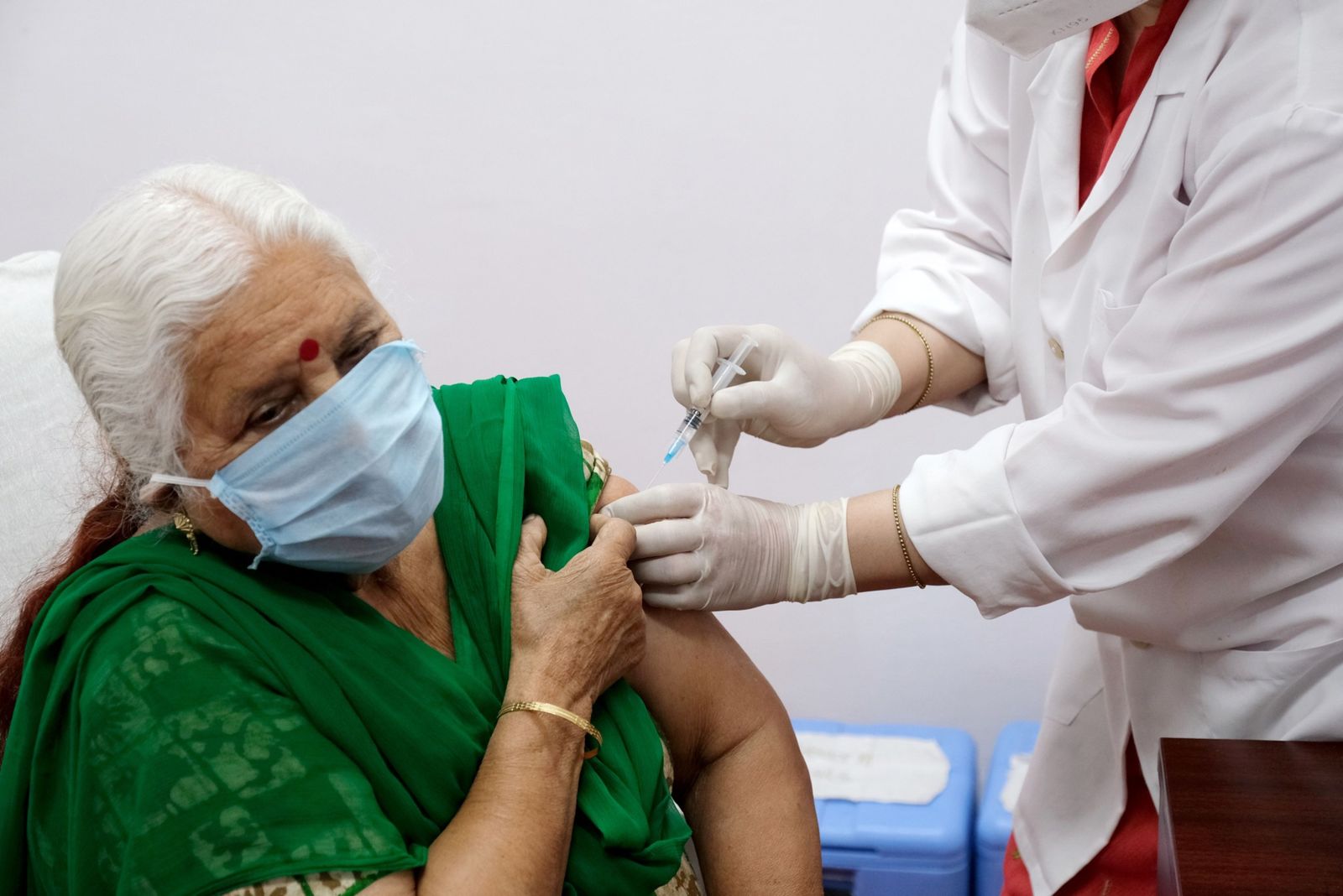 تطعيم امرأة ضد فيروس كورونا في مستشفى بنيودلهي - 1 مارس 2021  - Bloomberg