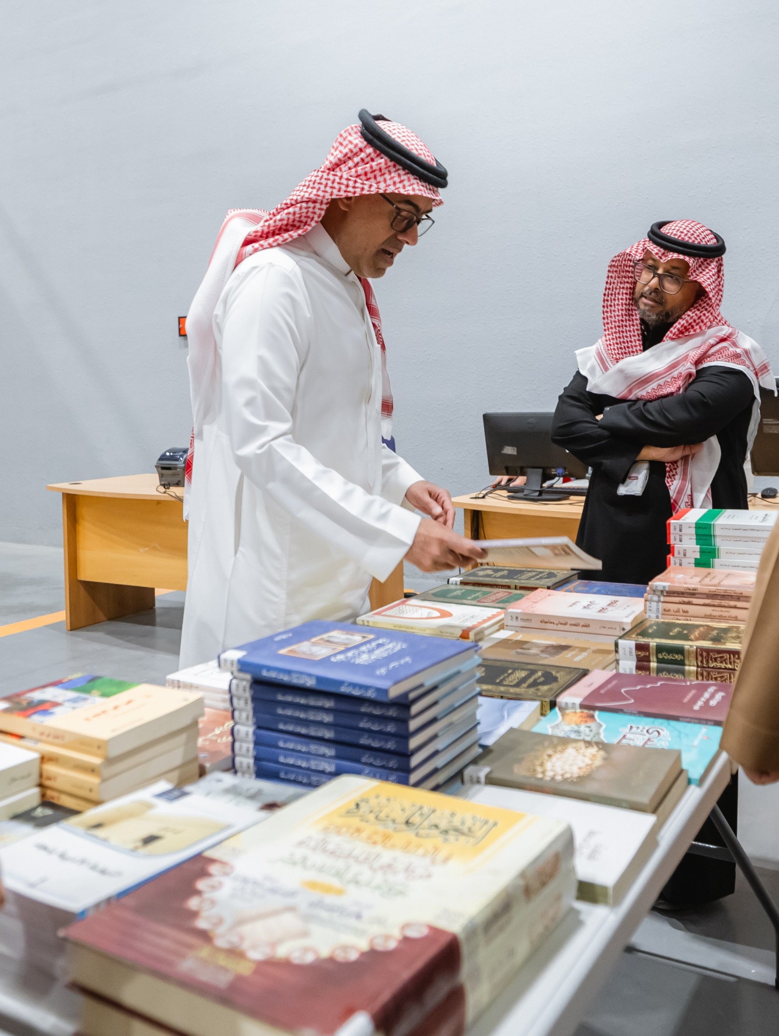 الرئيس التنفيذي لهيئة المكتبات الدكتور عبد الرحمن العاصم مع موفد الشرق حسن رحماني